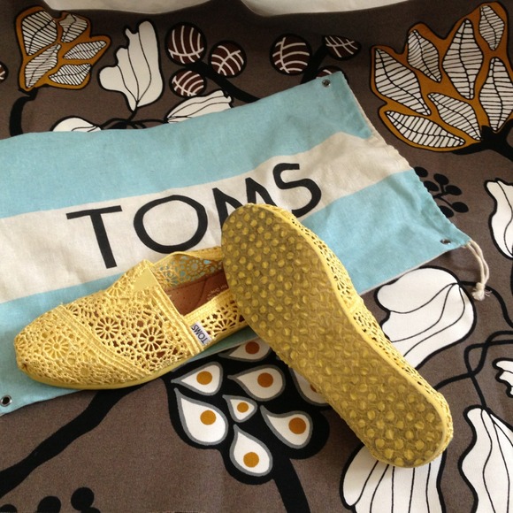 TOMS Shoes - TOMS Lemon Crochet Classics W5