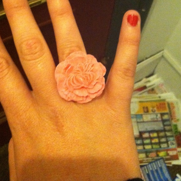 Adorable flower ring