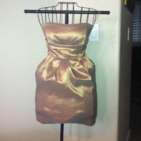 Beautiful gold strapless dress with pockets.