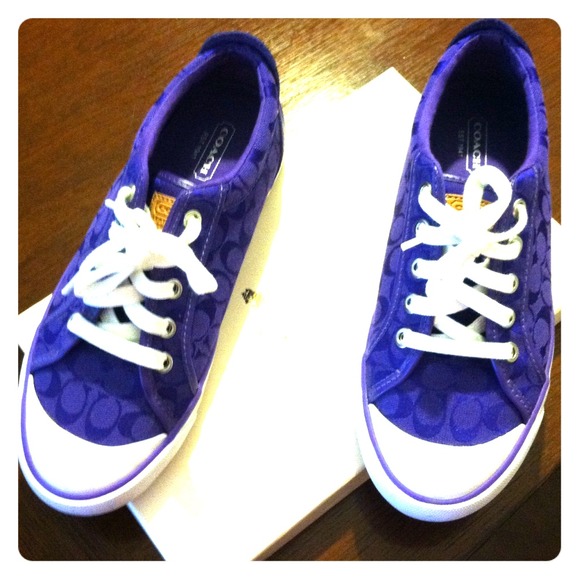 Tennis shoes