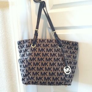 ⛔ SOLD ⛔ Michael Kors Signature Tote