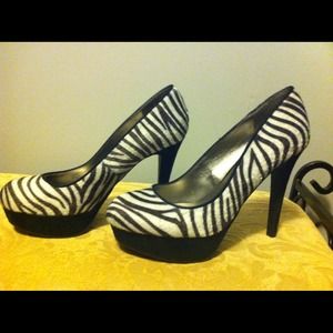 New, never worn Guess zebra heels