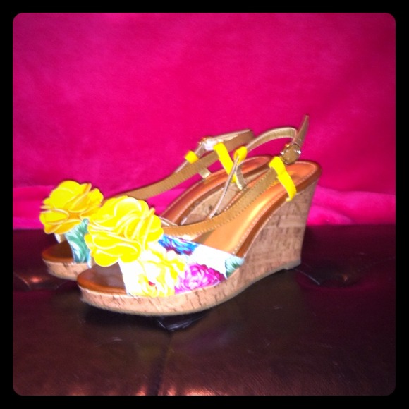 💥REDUCED!💥Super cute sling back wedges!