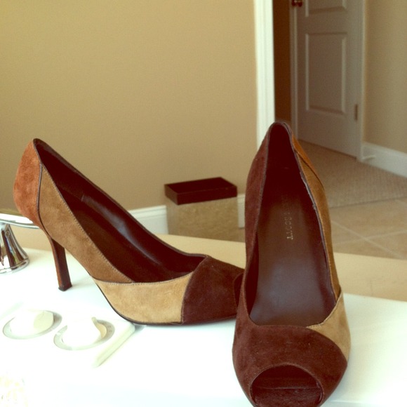 karen scott Shoes - Multitonal brown suede peep toe pumps!