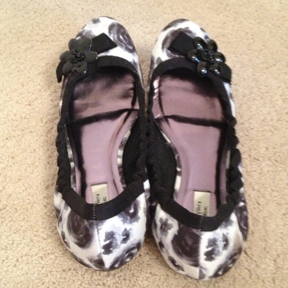 SOLD New Vera Wang Black & White Floral Size 8.5