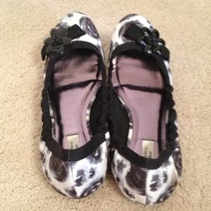 SOLD New Vera Wang Black & White Floral Size 8.5