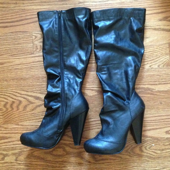 💰REDUCED💰Bamboo. Black Mid-Calf Platform boots