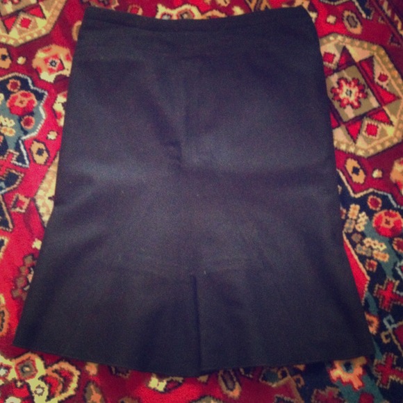 SOLD Unbelievably flattering BCBG blk skirt.