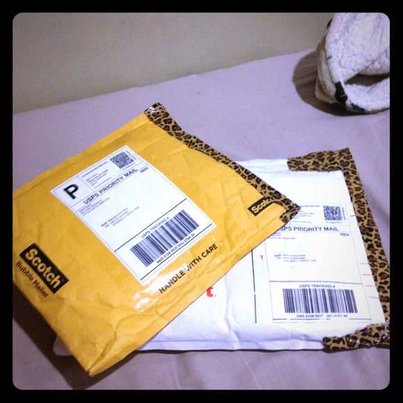Shipping out today:) sorry for the delay ladies:(