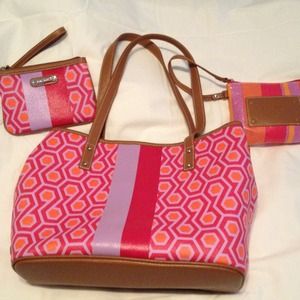 SPRING IS IN THE AIR! 💐 Nine West w 2 wristlets!