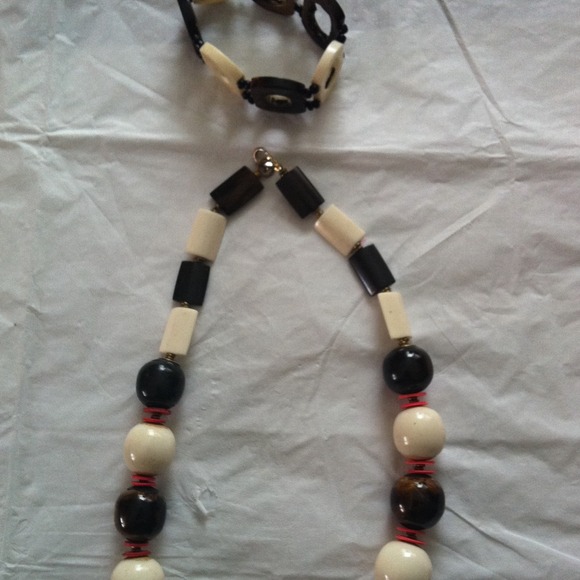 Necklace &bangle.