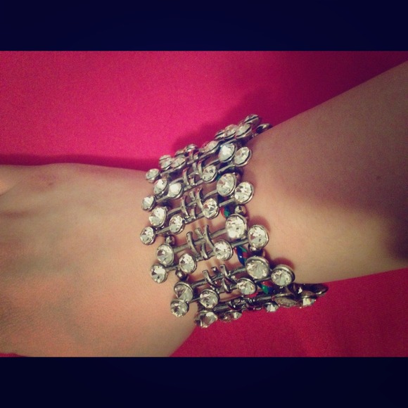 🚫TRADED🚫Glitzy Diamond like bold silver bracelet