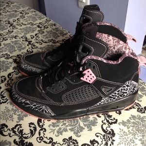 Women's Jordans pink/black size 8.5