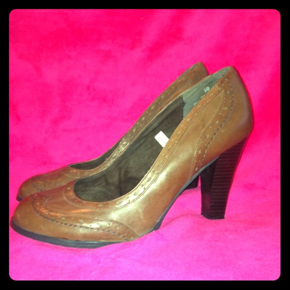 Oxford style brown leather heels!