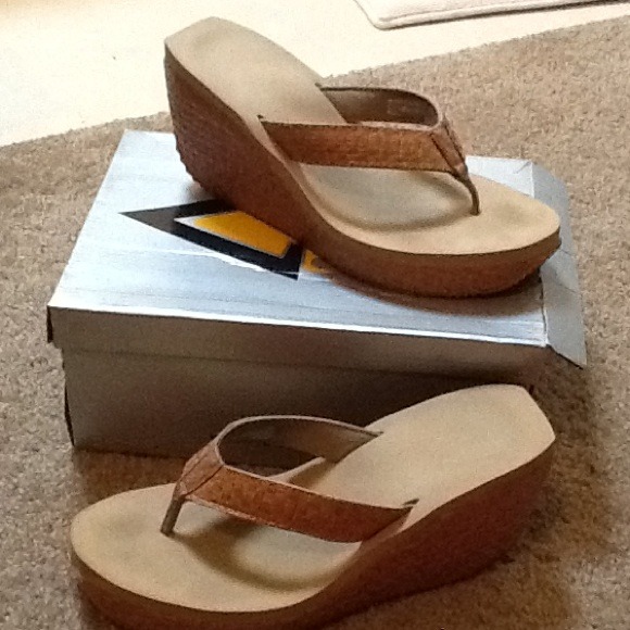 Size 9 tan Volatile flip flop