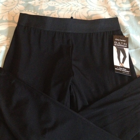 ⛔️SOLD⛔️Leggings with built-in shape wear !!! - Picture 3 of 4