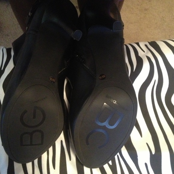 *****SOLD*****BCBGeneration boots - Picture 2 of 4