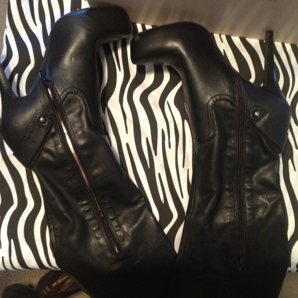 *****SOLD*****BCBGeneration boots - Picture 3 of 4