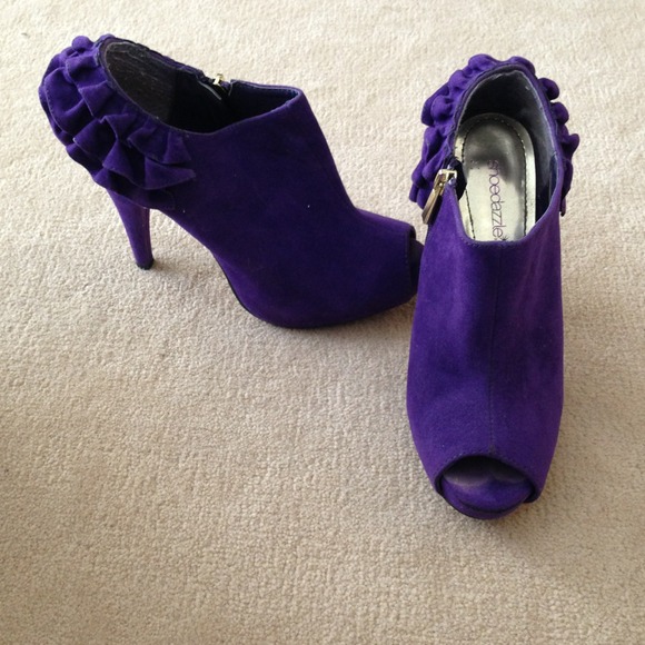 Purple peep toe ruffle pumps!