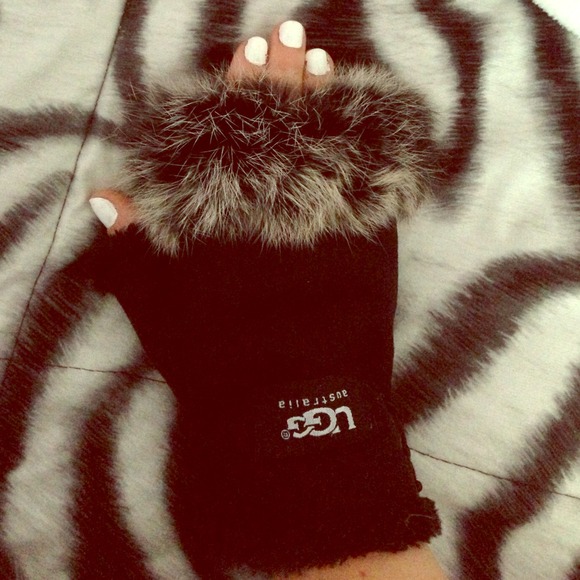 *SOLD* NWOT UGG gloves