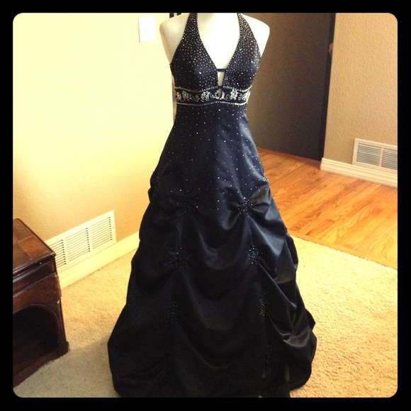 Beautiful black gown! 🔴
