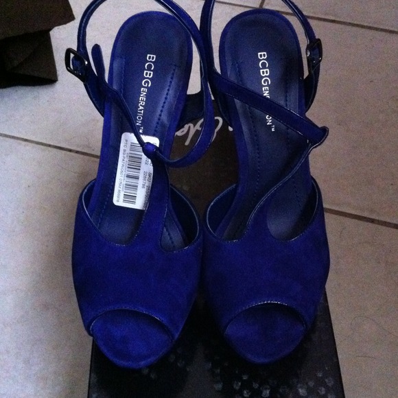 Never worn shoes. It's a size 7 1/2.  Blue/purple