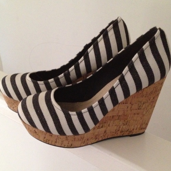 B & W striped wedges brand: Zoey