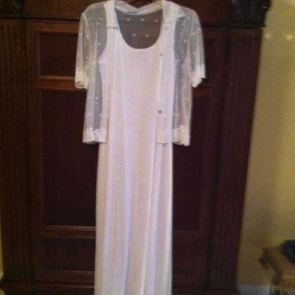Dresses & Skirts - Beautiful white maxi dress