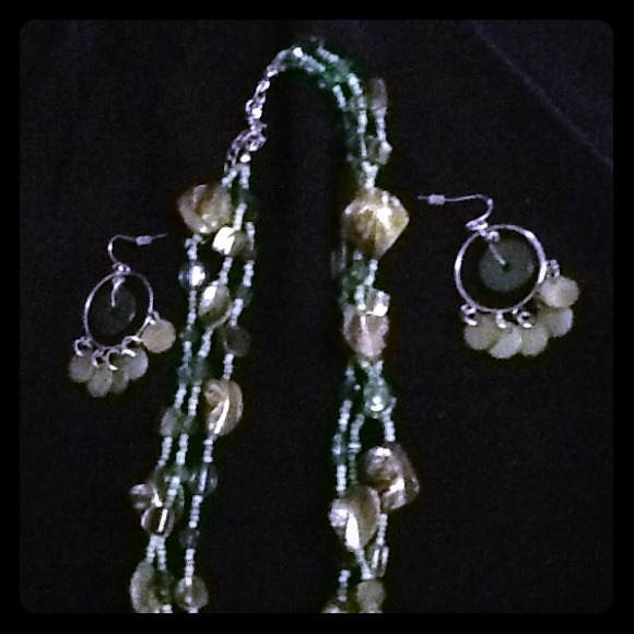 Accessories - Green bead necklace/earrings