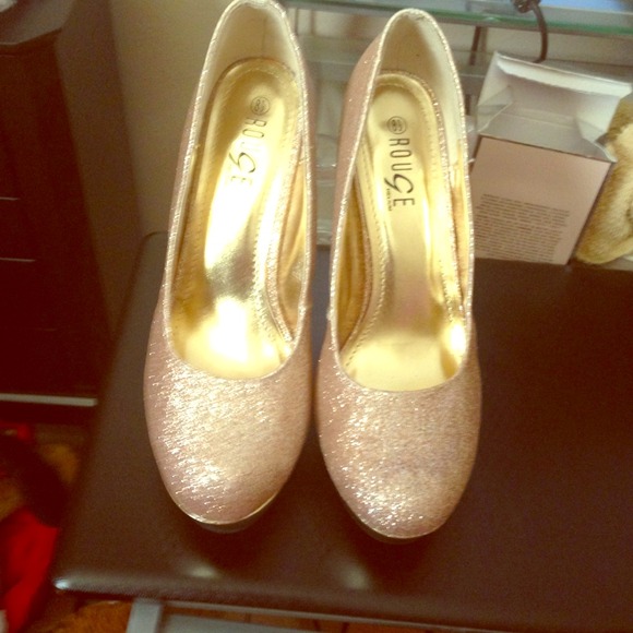 Gold glitter pumps