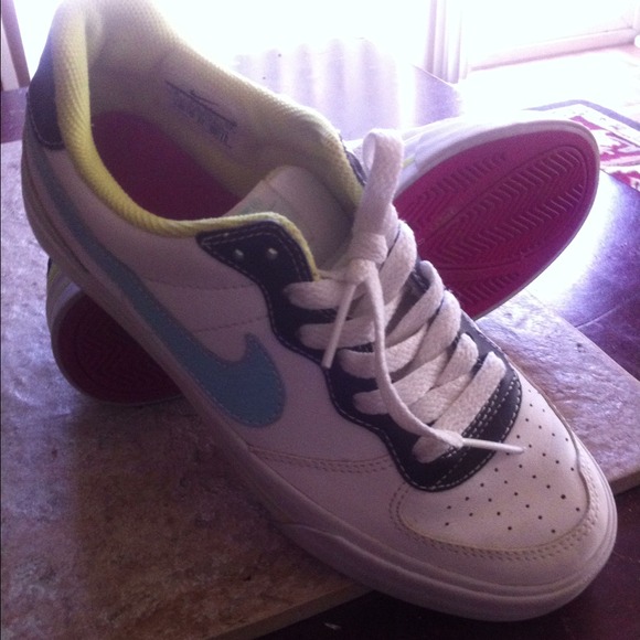 Nike Tennis Shoe