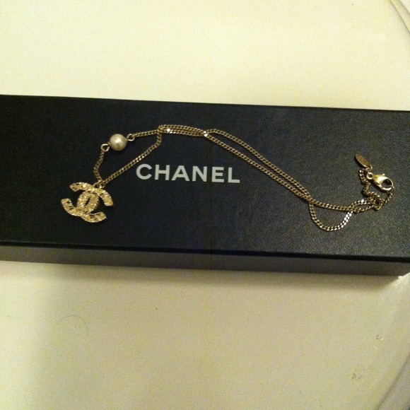Chanel logo necklace with pearl