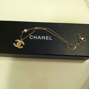 Chanel logo necklace with pearl