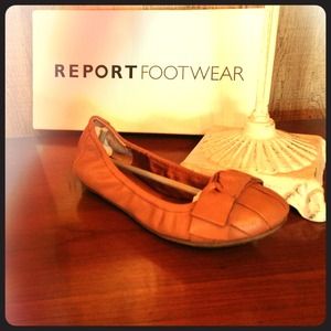 Report brand Rashida D flats.