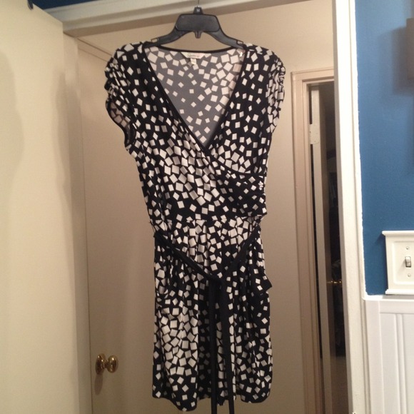 🚫Sold!!! Black and white geometric dress