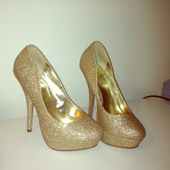 Gold glitter pumps