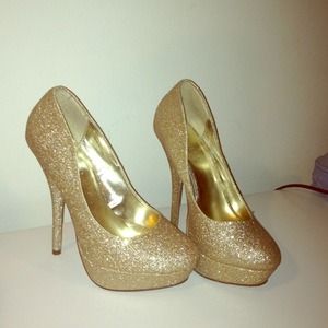 Gold glitter pumps
