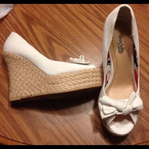 *Hold*White wedge sandals