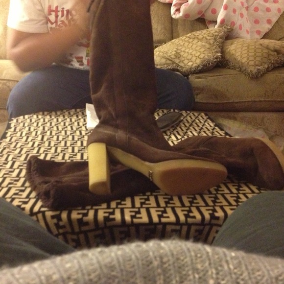 100% authentic brown suede gucci boots