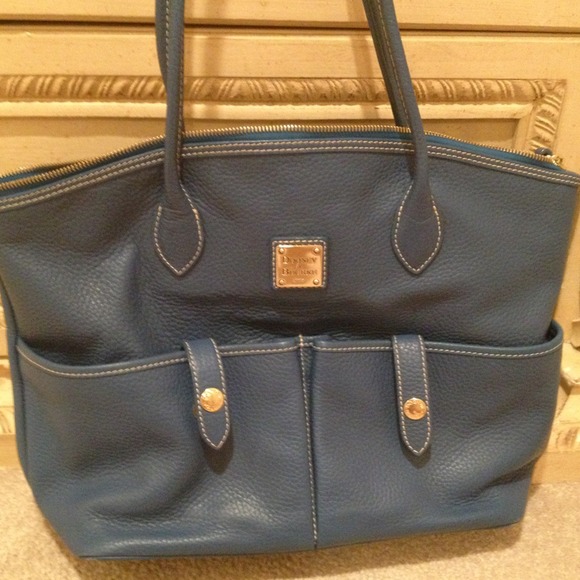 Leather shoulder bag.