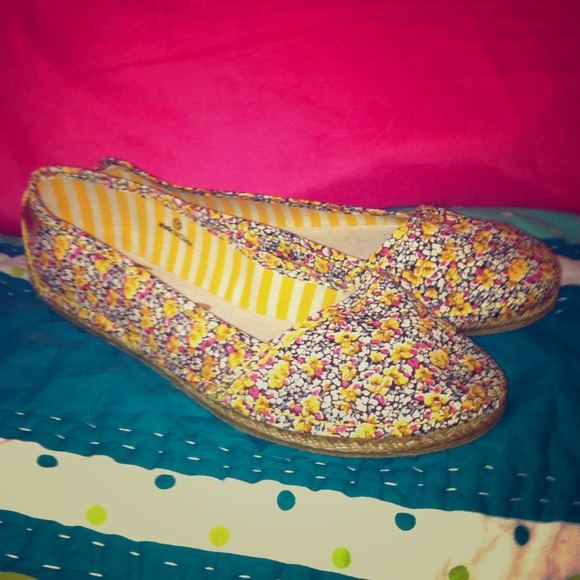 💥BUNDLE FOR @melissa2six💥 floral flats and keds!