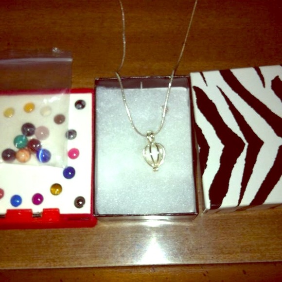 Exchangeable ball necklace