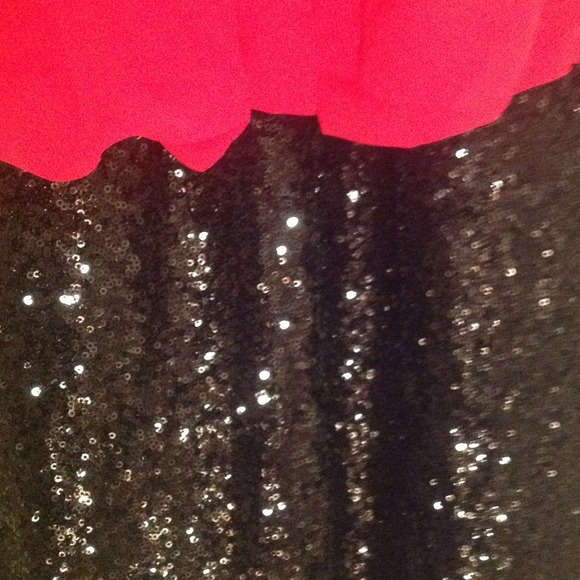 A beautiful red dress with a black sequence. - Picture 2 of 3