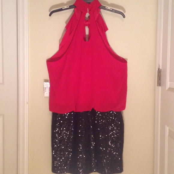 A beautiful red dress with a black sequence. - Picture 3 of 3