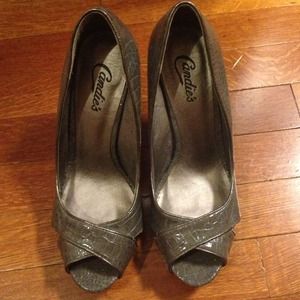 Grey faux snake skin pump