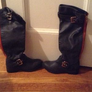 Grayish boots (worn look)