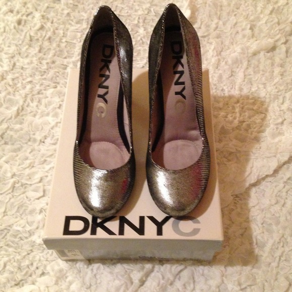 DKNY Metallic Lizard