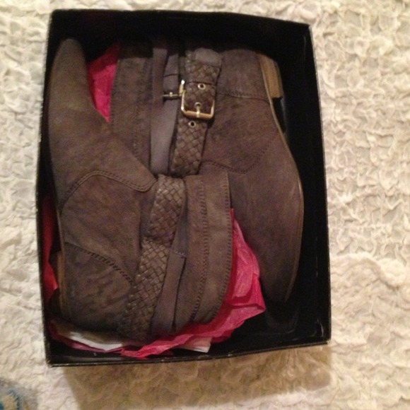 Steve MaddenLeather Boots and earrings bundled!