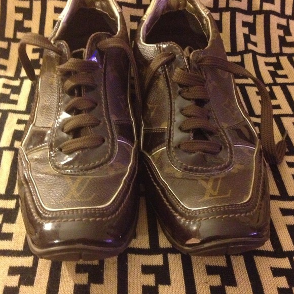 lv sneakers price is firm!