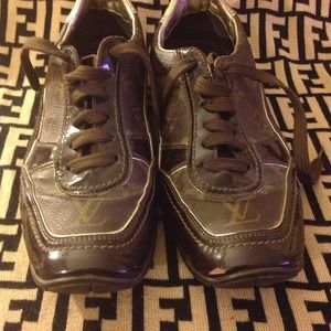 lv sneakers price is firm!